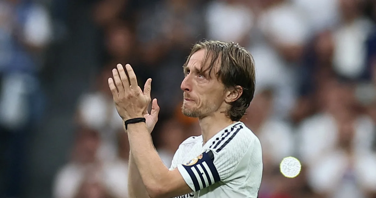 Soccer Football - LaLiga - Real Madrid v Real Sociedad - Santiago Bernabeu, Madrid, Spain - May 24, 2025 Real Madrid's Luka Modric acknowledges fans on the pitch after playing his last LaLiga match for Real Madrid REUTERS/Isabel Infantes