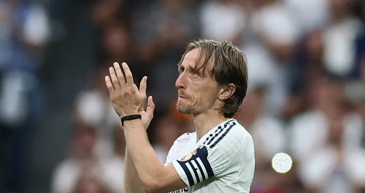 Soccer Football - LaLiga - Real Madrid v Real Sociedad - Santiago Bernabeu, Madrid, Spain - May 24, 2025 Real Madrid's Luka Modric acknowledges fans on the pitch after playing his last LaLiga match for Real Madrid REUTERS/Isabel Infantes