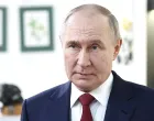 Soči, Rusija - 19. maj 2025:Ruski predsjednik Vladimir Putin izjavio je u ponedjeljak da je u telefonskom razgovoru s američkim predsjednikom Donaldom Trumpom, koji je trajao otprilike dva sata, razgovarao o potencijalnom prekidu vatre u Ukrajini i izgledima za rješavanje sukoba.Govoreći na brifingu za novinare u Sočiju, Putin je razgovor s Trumpom opisao kao "iskren i suštinski", rekavši da je Trump priznao rusku posvećenost mirnom rješavanju krize u Ukrajini (Kremlj - Anadolu Agency)/Anadolija