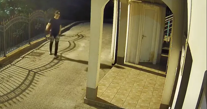 Nepoznata osoba opljačkala džamiju u Čajdrašu – objavljen snimak, traži se pomoć građana/Screenshot