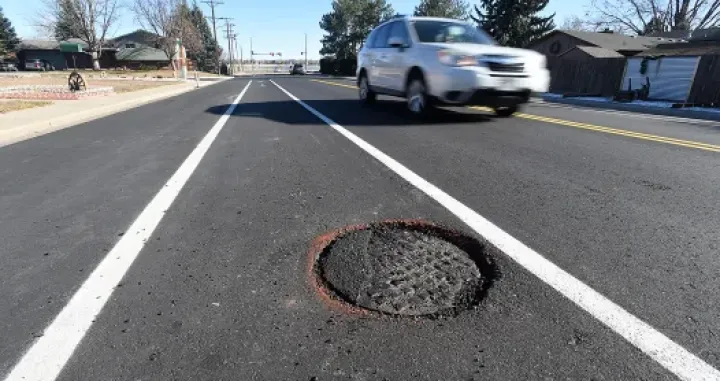 šaht, cesta, automobil/