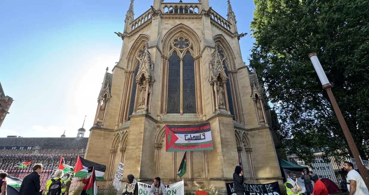 CAMBRIDGE, VELIKA BRITANIJA - 2. JUNI:Studenti su postavili šatore i organizovali protest, zahtijevajući da škola prekine investicione veze sa izraelskim kompanijama i onima koje podržavaju Izrael ili su uključene u trgovinu oružjem, pozivajući na embargo na oružje na Univerzitetu Cambridge u Cambridgeu, Ujedinjeno Kraljevstvo, 2. juna 2025. (Behlül Çetinkaya - Anadolu Agency)/