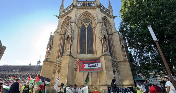 CAMBRIDGE, VELIKA BRITANIJA - 2. JUNI:Studenti su postavili šatore i organizovali protest, zahtijevajući da škola prekine investicione veze sa izraelskim kompanijama i onima koje podržavaju Izrael ili su uključene u trgovinu oružjem, pozivajući na embargo na oružje na Univerzitetu Cambridge u Cambridgeu, Ujedinjeno Kraljevstvo, 2. juna 2025. (Behlül Çetinkaya - Anadolu Agency)/