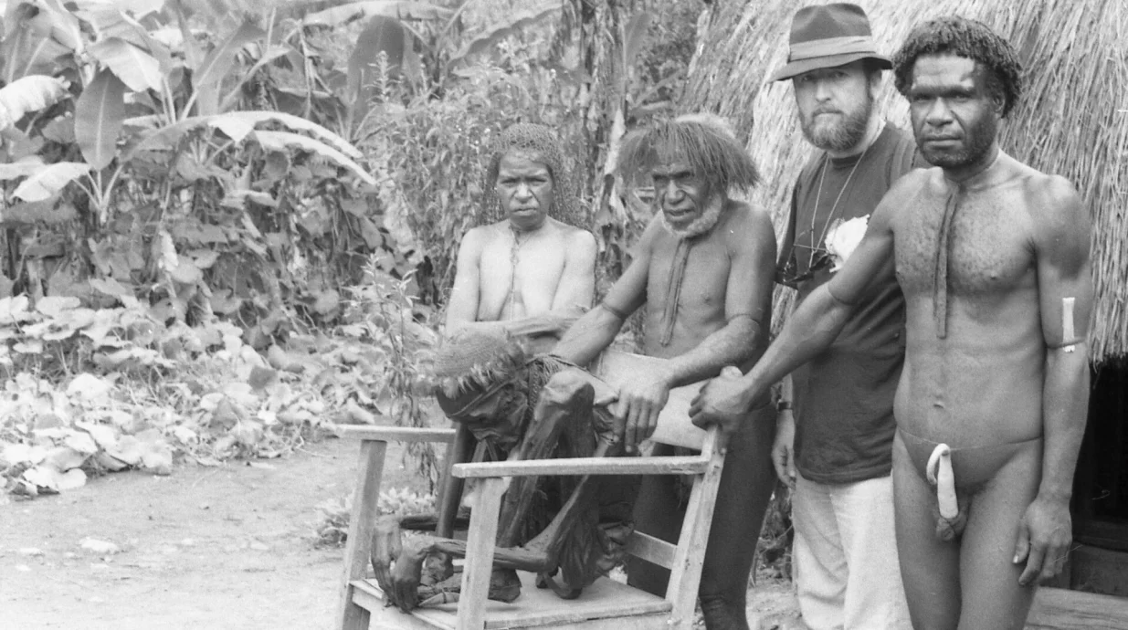 U SVOM AMBIJENTU: Ahmed Bosnić dva puta je boravio u Papui Novoj Gvineji i Amazoniji, među pripadnicima plemena čiji su preci išli u lov na ljudske glave/