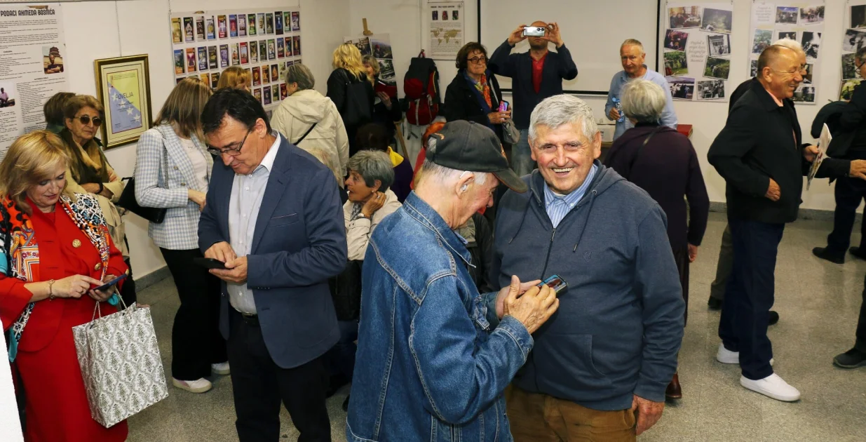 VELIKO INTERESOVANJE: Izložbi zanimljivih eksponata sa svih kontinenata nisu prisustvovali samo Tešnjaci, već i Sarajlije koji decenijama prate istraživačka putovanja našeg saradnika/Kinez