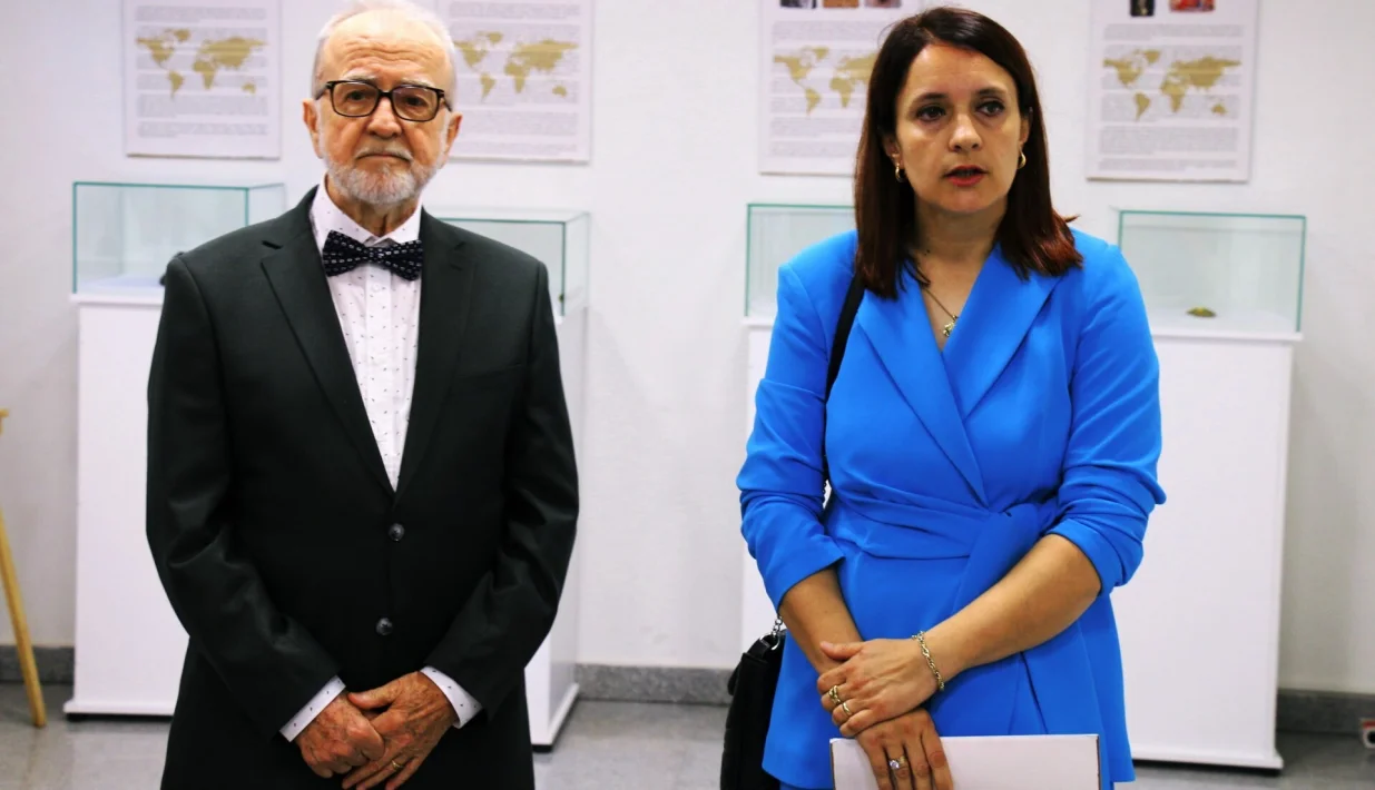 SVEČANO OTVORENJE JEDINSTVENE IZLOŽBE: Ahmed Bosnić i direktorica Muzeja Tešanj Mensura Mujkanović/Kinez