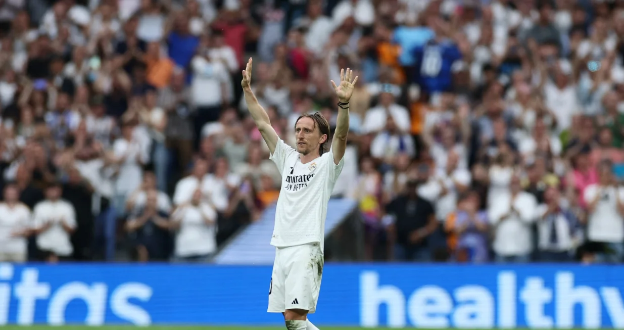 Soccer Football - LaLiga - Real Madrid v Real Sociedad - Santiago Bernabeu, Madrid, Spain - May 24, 2025 Real Madrid's Luka Modric walks off the pitch to be substituted after playing his last LaLiga match for Real Madrid REUTERS/Isabel Infantes