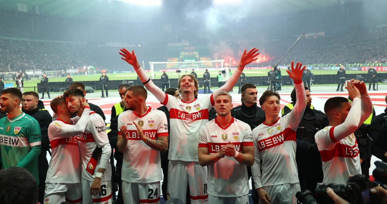 Soccer Football - DFB Cup - Final - Arminia Bielefeld v VFB Stuttgart - Olympiastadion, Berlin, Germany - May 24, 2025 VfB Stuttgart's Jeff Chabot, VfB Stuttgart's Atakan Karazor, VfB Stuttgart's Nick Woltemade, VfB Stuttgart's Ermedin Demirovic and VfB Stuttgart's Angelo Stiller celebrate after winning the DFB Cup Final REUTERS/Leon Kuegeler DFB REGULATIONS PROHIBIT ANY USE OF PHOTOGRAPHS AS IMAGE SEQUENCES AND/OR QUASI-VIDEO.