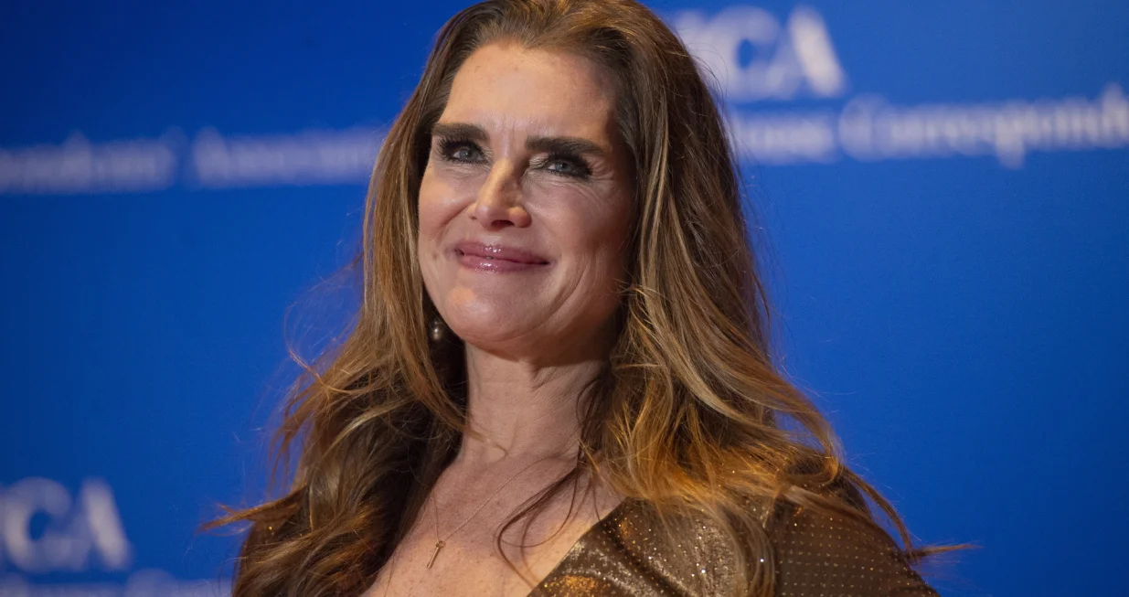 epa09919733 Actress Brooke Shields arrives at the 2022 White House Correspondents' Association Dinner at the Washington Hilton in Washington, DC, USA, 30 April 2022. The dinner is back this year for the first time since 2019. EPA/BONNIE CASH/POOL/Bonnie Cash/Pool