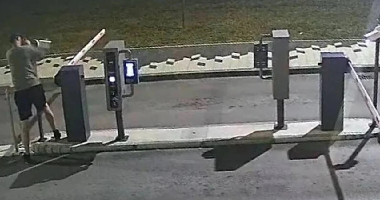 Krađa kamere na parkingu kod Istikal džamije na Otoci u Sarajevu/