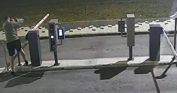 Krađa kamere na parkingu kod Istikal džamije na Otoci u Sarajevu/