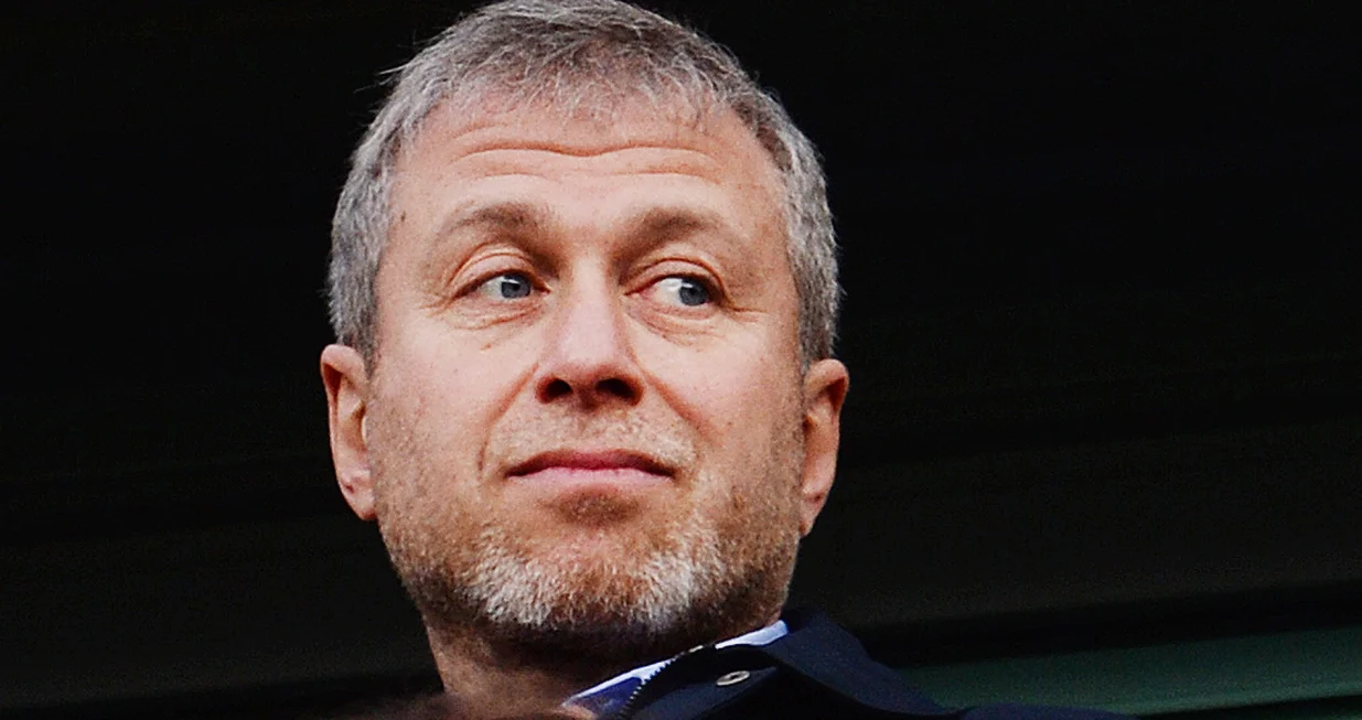 epa09787687 (FILE) - Chelsea owner Roman Abramovich watches the English Premier League soccer match between Chelsea FC and Arsenal FC at Stamford Bridge in London, Britain, 22 March 2014 (reissued 26 February 2022). Roman Abromovich is "giving trustees of Chelsea's charitable Foundation the stewardship and care of Chelsea FC", the owner of English Premier League club Chelsea FC said in a statement published on 26 February 2022. EPA/ANDY RAIN DataCo terms and conditions apply. http://www.epa.eu/files/Terms%20and%20Conditions/DataCo_Terms_and_Conditions.pdf *** Local Caption *** 51294271