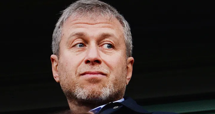 epa09787687 (FILE) - Chelsea owner Roman Abramovich watches the English Premier League soccer match between Chelsea FC and Arsenal FC at Stamford Bridge in London, Britain, 22 March 2014 (reissued 26 February 2022). Roman Abromovich is "giving trustees of Chelsea's charitable Foundation the stewardship and care of Chelsea FC", the owner of English Premier League club Chelsea FC said in a statement published on 26 February 2022. EPA/ANDY RAIN DataCo terms and conditions apply. http://www.epa.eu/files/Terms%20and%20Conditions/DataCo_Terms_and_Conditions.pdf *** Local Caption *** 51294271