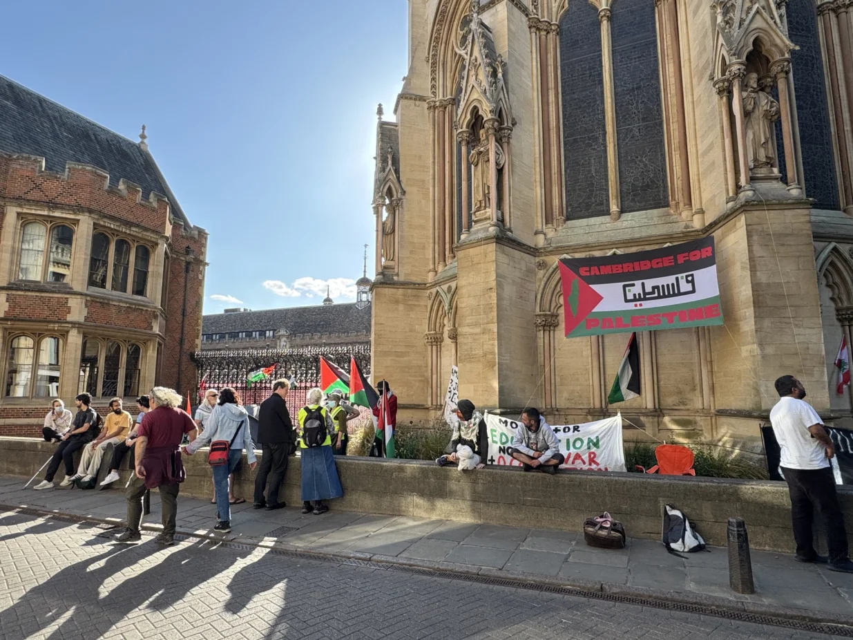 CAMBRIDGE, VELIKA BRITANIJA - 2. JUNI:Studenti su postavili šatore i organizovali protest, zahtijevajući da škola prekine investicione veze sa izraelskim kompanijama i onima koje podržavaju Izrael ili su uključene u trgovinu oružjem, pozivajući na embargo na oružje na Univerzitetu Cambridge u Cambridgeu, Ujedinjeno Kraljevstvo, 2. juna 2025. (Behlül Çetinkaya - Anadolu Agency)/
