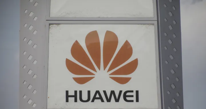 epa09486800 A view of a logo near a Huawei store in Beijing, China, 25 September 2021. According to reports, Huawei Chief Financial Officer Meng Wanzhou reached a deal with the US Justice Department on Friday that allows her to return to China. EPA/WU HONG/Wu Hong