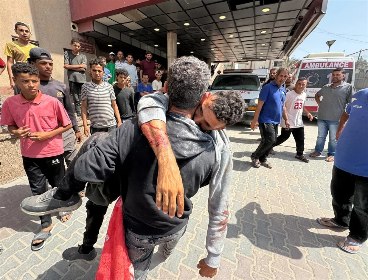 Blizu 50 Palestinaca je ubijeno, a više od 200 ranjeno u nedjelju nakon što su izraelske snage otvorile vatru na civile koji su tražili pomoć u Al-Mawasiju, zapadno od centra Rafaha na jugu Gaze/Abdallah F.s. Alattar