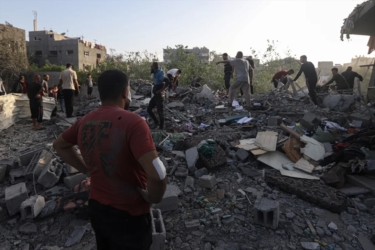 Palestinci pretražuju ruševine u potrazi za preživjelima i tijelima stradalih nakon izraelskog napada na područje Jibalije u Pojasu Gaze u posljednja 24 sata/Khames Alrefi