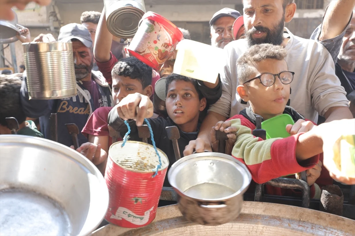 Čekaju da dobiju hranu/Anadolija/