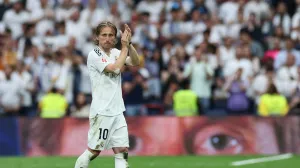 Soccer Football - LaLiga - Real Madrid v Real Sociedad - Santiago Bernabeu, Madrid, Spain - May 24, 2025 Real Madrid's Luka Modric acknowledges fans on the pitch after playing his last LaLiga match for Real Madrid REUTERS/Isabel Infantes