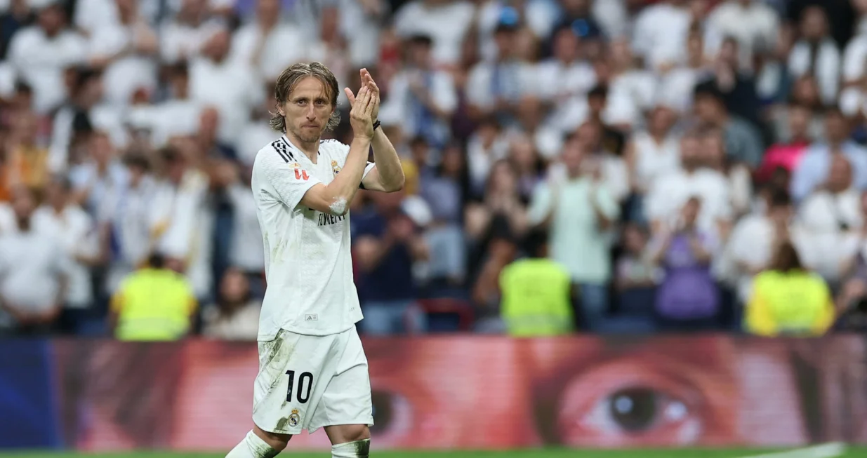 Soccer Football - LaLiga - Real Madrid v Real Sociedad - Santiago Bernabeu, Madrid, Spain - May 24, 2025 Real Madrid's Luka Modric acknowledges fans on the pitch after playing his last LaLiga match for Real Madrid REUTERS/Isabel Infantes