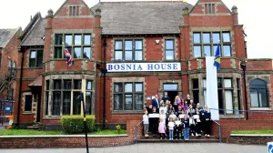 Bijela zastava na Bosanskoj kući u Birminghamu; Dan bijelih traka obilježen u Velikoj Britaniji//