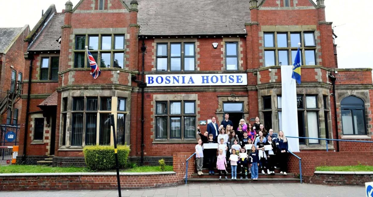 Bijela zastava na Bosanskoj kući u Birminghamu; Dan bijelih traka obilježen u Velikoj Britaniji//
