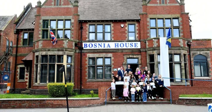 Bijela zastava na Bosanskoj kući u Birminghamu; Dan bijelih traka obilježen u Velikoj Britaniji//