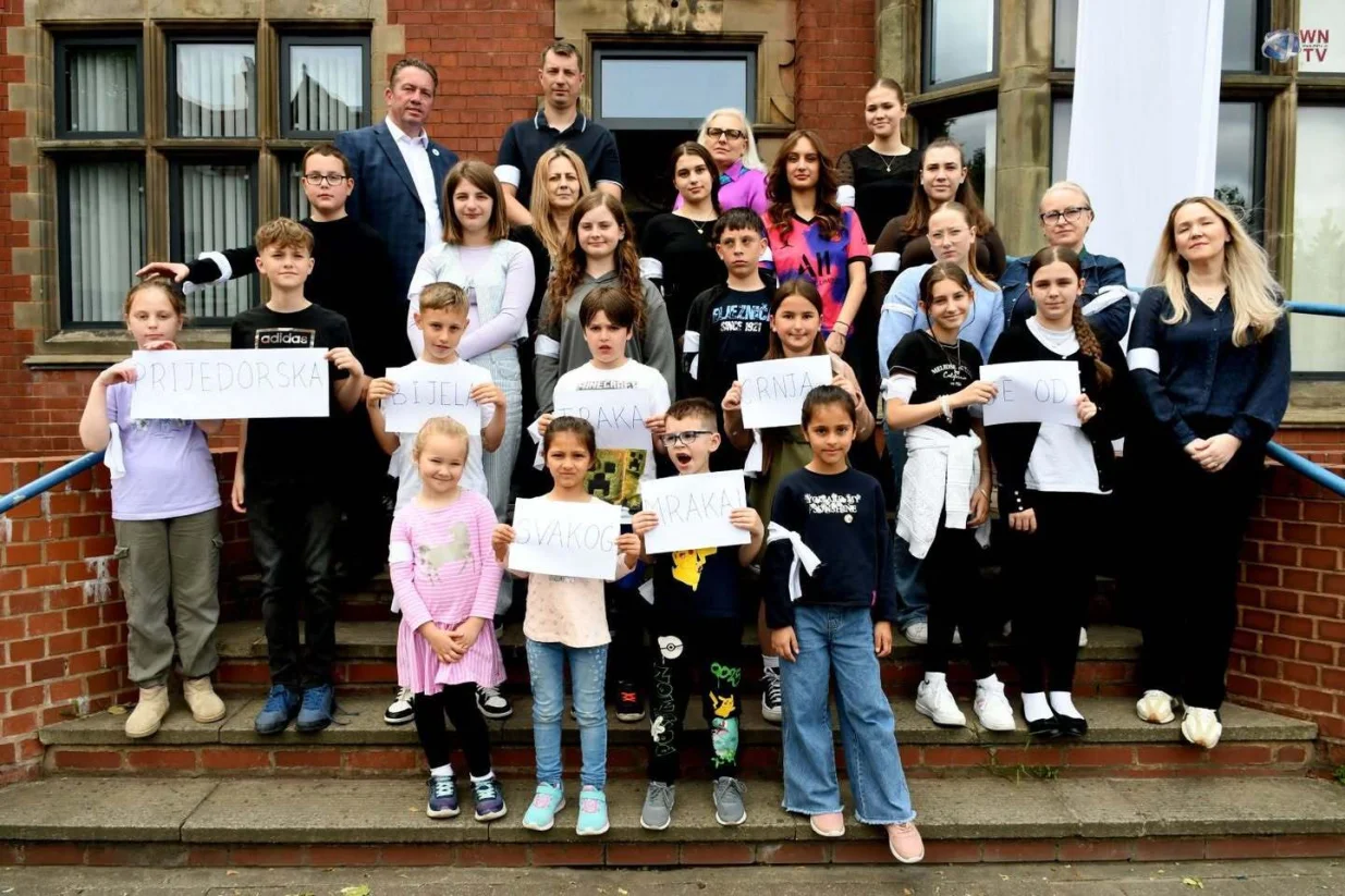 Bijela zastava na Bosanskoj kući u Birminghamu; Dan bijelih traka obilježen u Velikoj Britaniji//