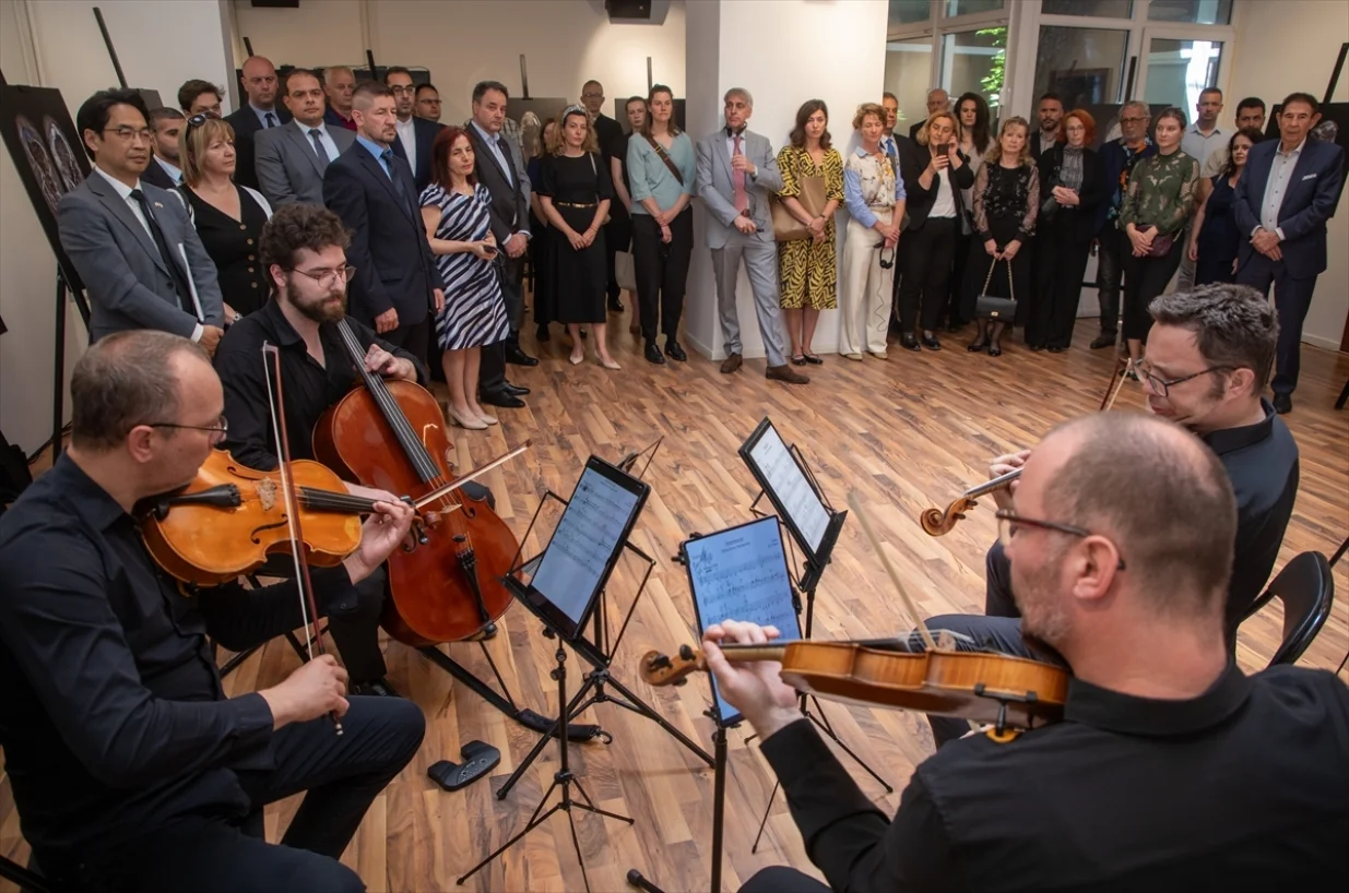 Izložba "Mrtvare" i predstavljanje prve poštanske marke povodom 30. godišnjice genocida u Srebrenici/Stipe Majić