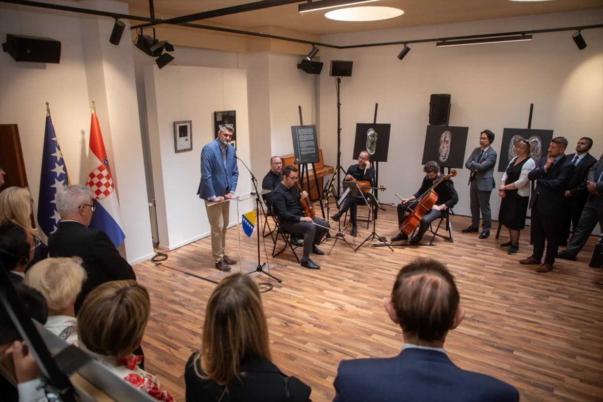 Emir Suljagić; Izložba "Mrtvare" i predstavljanje prve poštanske marke povodom 30. godišnjice genocida u Srebrenici/Stipe Majić