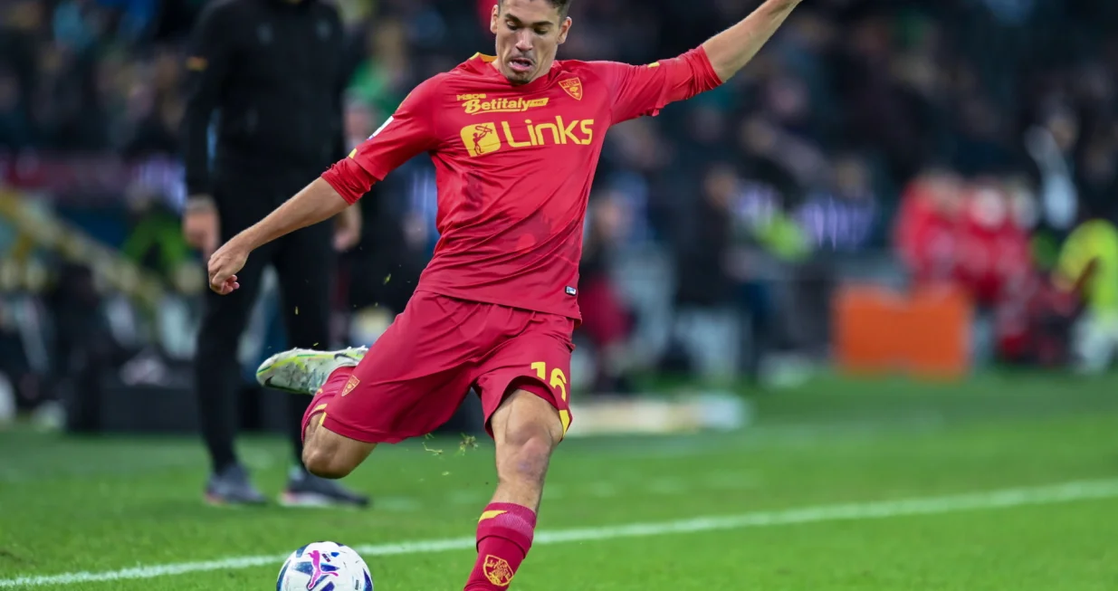 epa10286903 Lecce's Joan Gonzalez in action during the Italian Serie A soccer match between Udinese Calcio and US Lecce, in Udine, Italy, 04 November 2022. EPA/ALESSIO MARINI