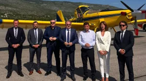 MOSTAR, 4. juna (FENA) - Delegacija Vlade FBiH predvoД'ena premijerom Nerminom NikЕЎiД‡em posjetila je u srijedu ZraДЌnu luku Mostar u kojoj je od 1. juna stacioniran Air Tractor namijenjen za zraДЌno patroliranje, poДЌetno otkrivanje i gaЕЎenje poЕѕara iz zraka na podruДЌju Hercegovine.(Foto FENA(Branka Soldo)/Branka Soldo
