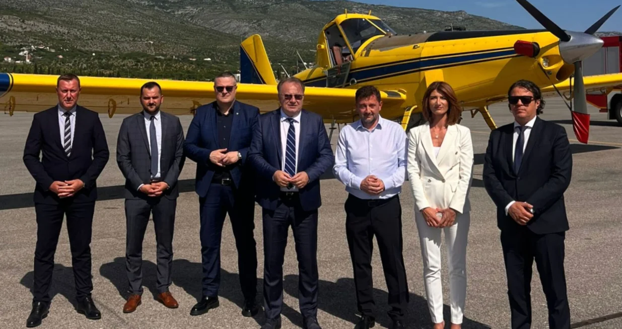 MOSTAR, 4. juna (FENA) - Delegacija Vlade FBiH predvoД'ena premijerom Nerminom NikЕЎiД‡em posjetila je u srijedu ZraДЌnu luku Mostar u kojoj je od 1. juna stacioniran Air Tractor namijenjen za zraДЌno patroliranje, poДЌetno otkrivanje i gaЕЎenje poЕѕara iz zraka na podruДЌju Hercegovine.(Foto FENA(Branka Soldo)/Branka Soldo