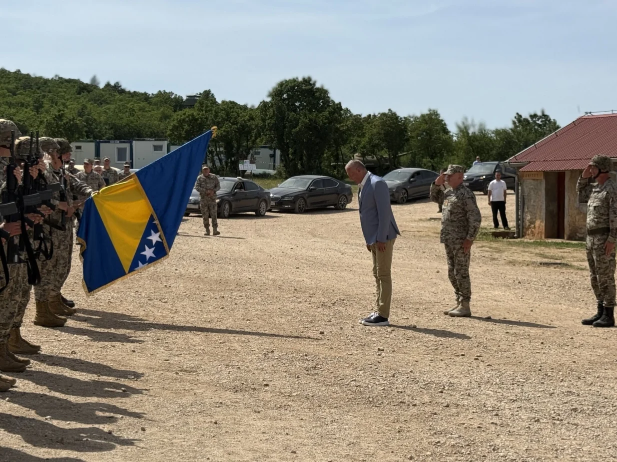 Ministar odbrane Bosne i Hercegovine Zukan Helez, zajedno s generalima OS BiH Tomom Kolendom, Mirzetom Lubenovićem i Zdravkom Rezom, prisustvovao je 4. juna 2025. godine Danu visokih zvanica u okviru međunarodne vojne vježbe "IMMEDIATE RESPONSE 25", koja se provodi na više lokacija u Republici Hrvatskoj u kojoj učestvuju i pripadnici OSBiH//