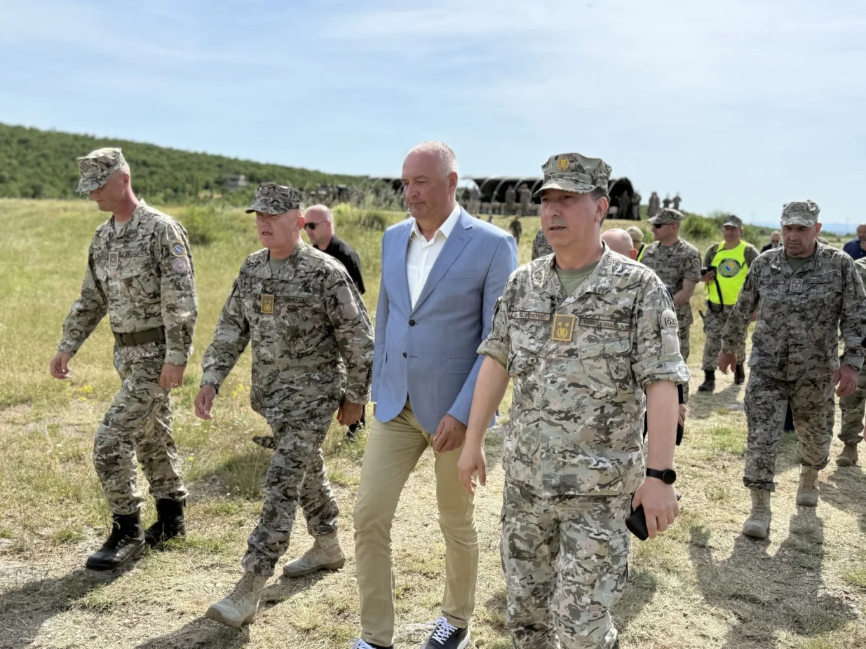 Ministar odbrane Bosne i Hercegovine Zukan Helez, zajedno s generalima OS BiH Tomom Kolendom, Mirzetom Lubenovićem i Zdravkom Rezom, prisustvovao je 4. juna 2025. godine Danu visokih zvanica u okviru međunarodne vojne vježbe "IMMEDIATE RESPONSE 25", koja se provodi na više lokacija u Republici Hrvatskoj u kojoj učestvuju i pripadnici OSBiH//
