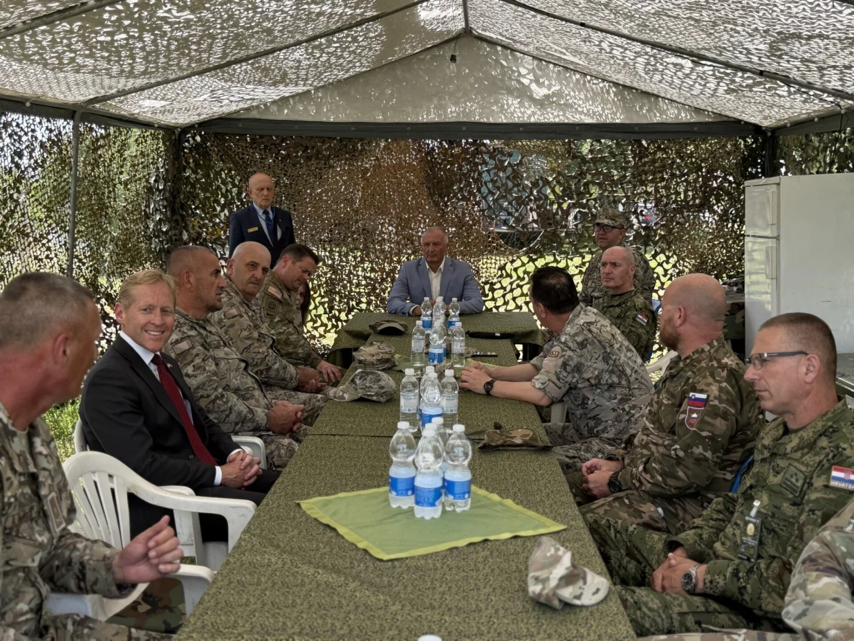 Ministar odbrane Bosne i Hercegovine Zukan Helez, zajedno s generalima OS BiH Tomom Kolendom, Mirzetom Lubenovićem i Zdravkom Rezom, prisustvovao je 4. juna 2025. godine Danu visokih zvanica u okviru međunarodne vojne vježbe "IMMEDIATE RESPONSE 25", koja se provodi na više lokacija u Republici Hrvatskoj u kojoj učestvuju i pripadnici OSBiH//