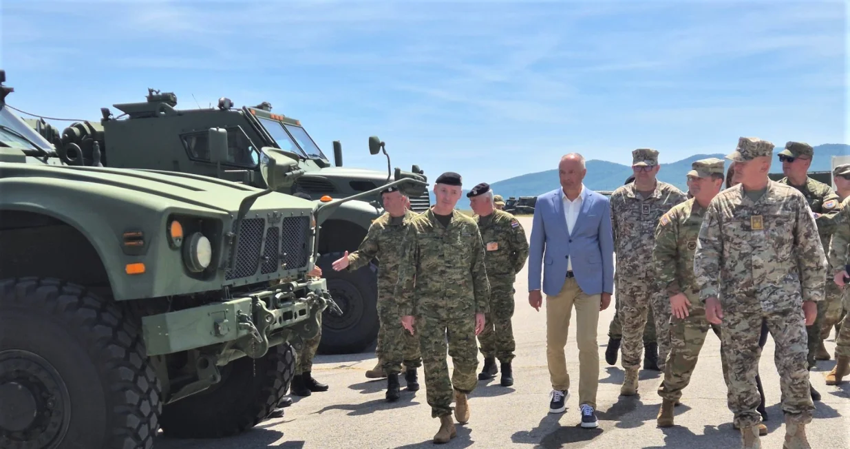 Ministar odbrane Bosne i Hercegovine Zukan Helez, zajedno s generalima OS BiH Tomom Kolendom, Mirzetom Lubenovićem i Zdravkom Rezom, prisustvovao je 4. juna 2025. godine Danu visokih zvanica u okviru međunarodne vojne vježbe "IMMEDIATE RESPONSE 25", koja se provodi na više lokacija u Republici Hrvatskoj u kojoj učestvuju i pripadnici OSBiH//