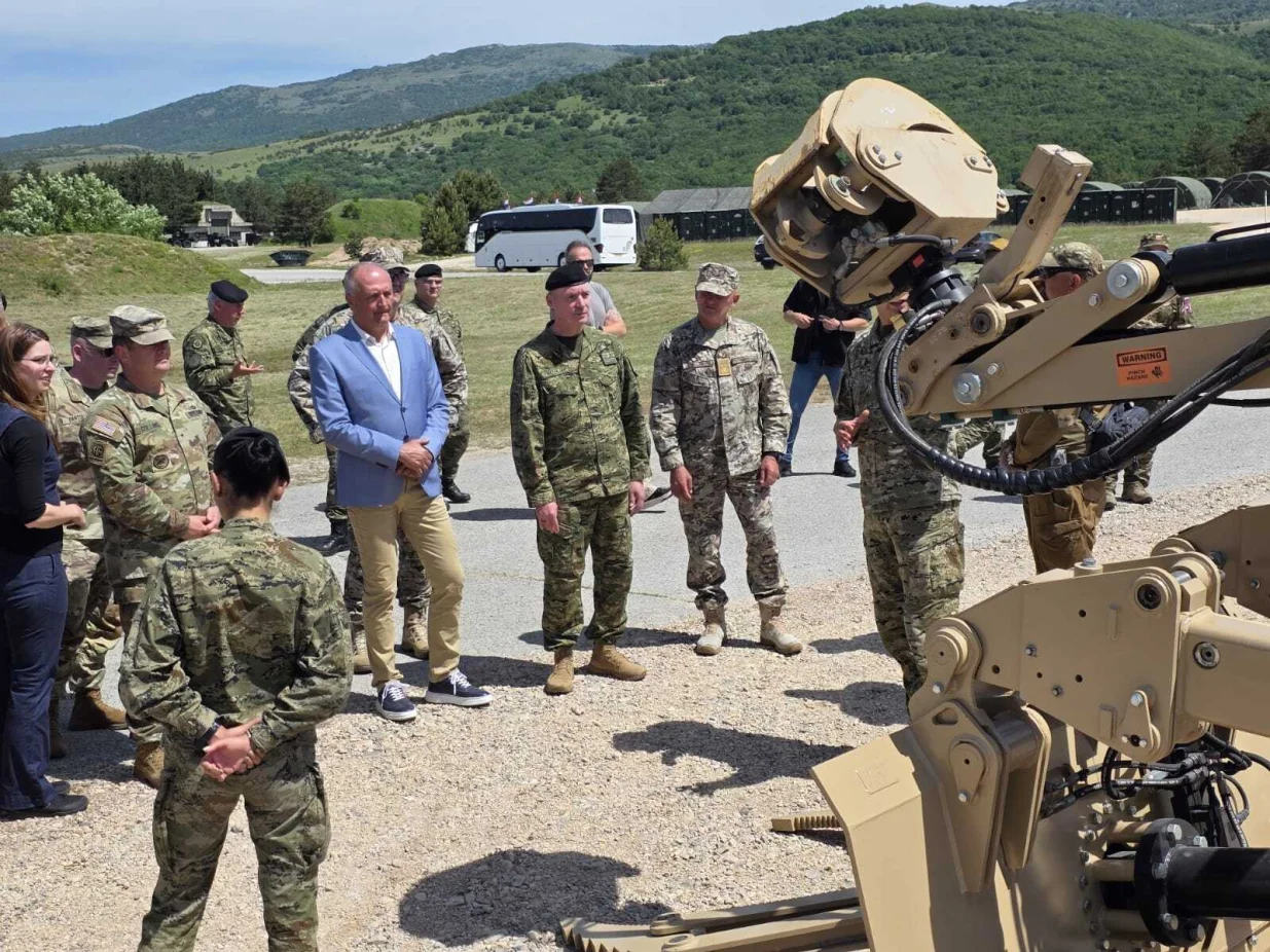 Ministar odbrane Bosne i Hercegovine Zukan Helez, zajedno s generalima OS BiH Tomom Kolendom, Mirzetom Lubenovićem i Zdravkom Rezom, prisustvovao je 4. juna 2025. godine Danu visokih zvanica u okviru međunarodne vojne vježbe "IMMEDIATE RESPONSE 25", koja se provodi na više lokacija u Republici Hrvatskoj u kojoj učestvuju i pripadnici OSBiH//