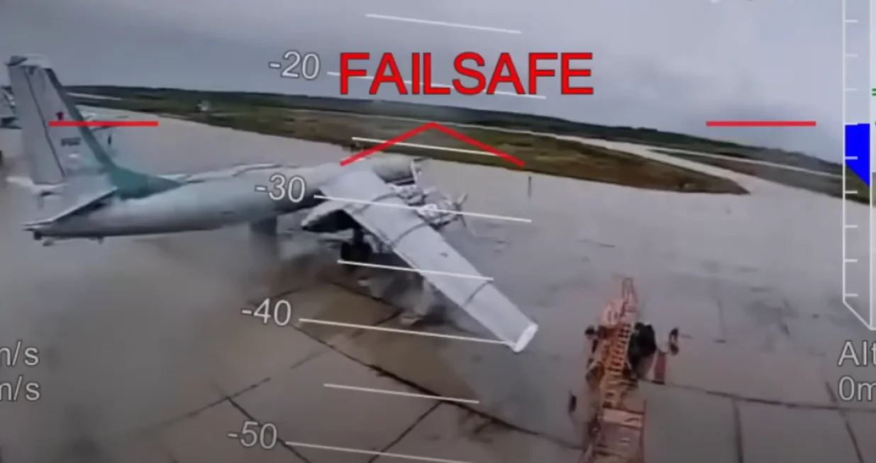 VIDEO 5 minuta spektakularnih snimki historijskog ukrajinskog napada na ruske avione/Screenshot