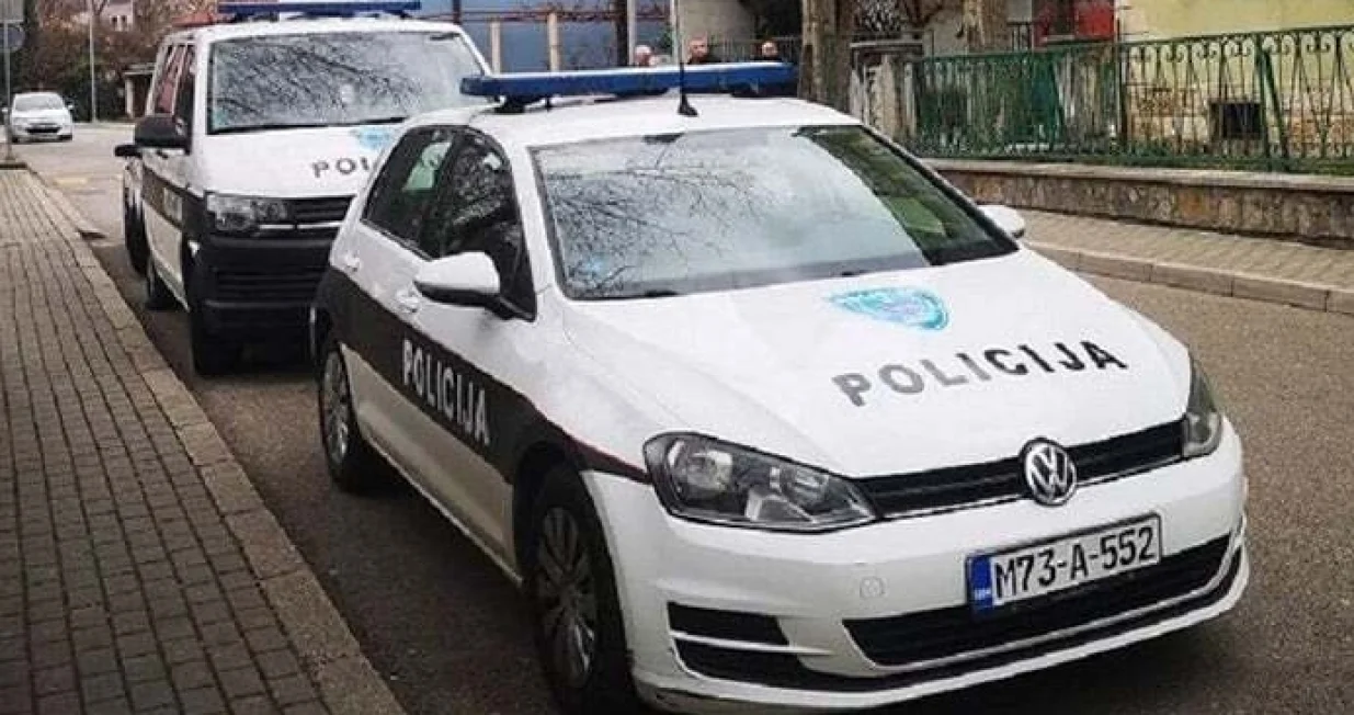 Policija ispred jedne od &scaron;kola u Mostaru/