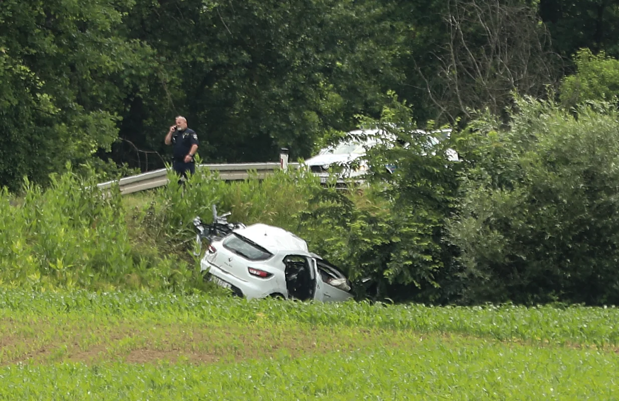 05.06.2025., Pojatno - U teskoj prometnoj nesreci na Staroj zagorskoj magistrali, izmedju Kupljenovog i Pojatnog poginule dvije osobe. U nesreci su sudjelovali kamion i osobno vozilo. Policija je stigla na mjesto dogadjaja i cesta je zatvorena za sav promet. Photo: Robert Anic/PIXSELL/Robert Anic/pixsell