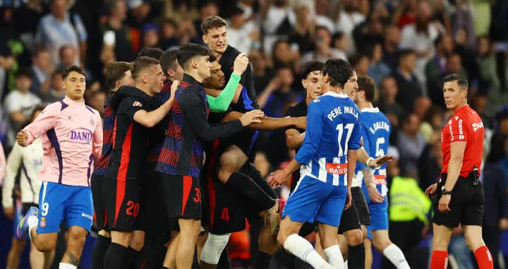 Soccer Football - LaLiga - Espanyol v FC Barcelona - RCDE Stadium, Cornella de Llobregat, Spain - May 15, 2025 FC Barcelona's Ronald Araujo and FC Barcelona's Gavi clash with Espanyol's Pere Milla REUTERS/Albert Gea
