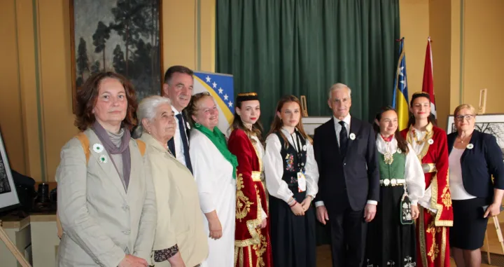 Maria Fuglevaag Warsinska-Varsi, Munira Subašić, Miralem Bećirović, Jonas Gahr Støre; Komemoracija povodom obilježavanja 30. godišnjice genocida u Srebrenici održana je u prestižnoj dvorani Gamle Logen, u Oslu/Fahro Konjhodžić