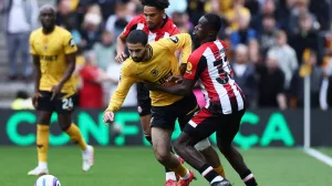 Soccer Football - Premier League - Wolverhampton Wanderers v Brentford - Molineux Stadium, Wolverhampton, Britain - May 25, 2025 Wolverhampton Wanderers' Rayan Ait-Nouri in action with Brentford's Kevin Schade and Michael Kayode REUTERS/Isabel Infantes EDITORIAL USE ONLY. NO USE WITH UNAUTHORIZED AUDIO, VIDEO, DATA, FIXTURE LISTS, CLUB/LEAGUE LOGOS OR 'LIVE' SERVICES. ONLINE IN-MATCH USE LIMITED TO 120 IMAGES, NO VIDEO EMULATION. NO USE IN BETTING, GAMES OR SINGLE CLUB/LEAGUE/PLAYER PUBLICATIONS. PLEASE CONTACT YOUR ACCOUNT REPRESENTATIVE FOR FURTHER DETAILS..