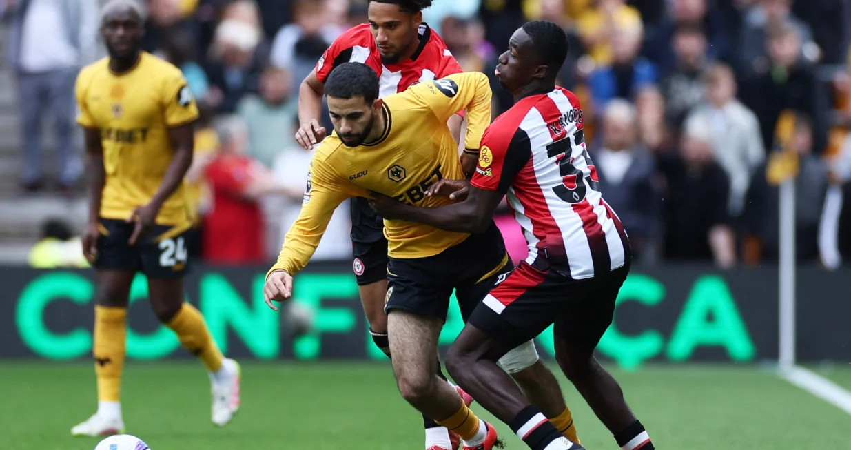 Soccer Football - Premier League - Wolverhampton Wanderers v Brentford - Molineux Stadium, Wolverhampton, Britain - May 25, 2025 Wolverhampton Wanderers' Rayan Ait-Nouri in action with Brentford's Kevin Schade and Michael Kayode REUTERS/Isabel Infantes EDITORIAL USE ONLY. NO USE WITH UNAUTHORIZED AUDIO, VIDEO, DATA, FIXTURE LISTS, CLUB/LEAGUE LOGOS OR 'LIVE' SERVICES. ONLINE IN-MATCH USE LIMITED TO 120 IMAGES, NO VIDEO EMULATION. NO USE IN BETTING, GAMES OR SINGLE CLUB/LEAGUE/PLAYER PUBLICATIONS. PLEASE CONTACT YOUR ACCOUNT REPRESENTATIVE FOR FURTHER DETAILS..