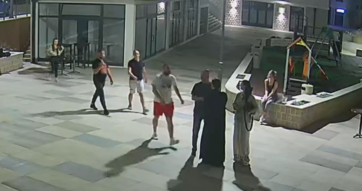 Đakon Branislav Rajković napadnut ispred zgrade u Trebinju/Screenshot