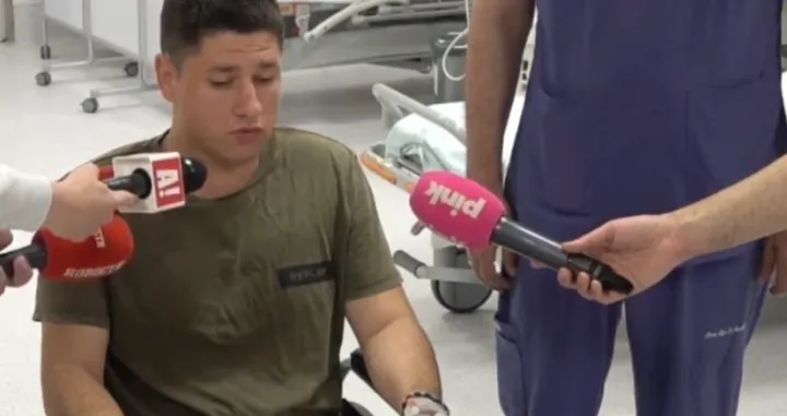 Miloš Pavlović se javnosti obratio u invalidskim kolicima nakon napada/ X/