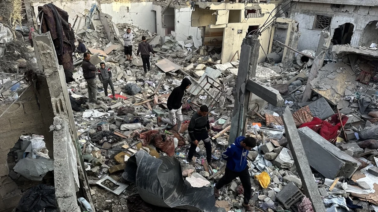 U toku su akcije potrage i spašavanja u ruševinama nakon izraelskih napada na Pojas Gaze u kojima su ubijene najmanje 322 osobe/Hamza Z. H. Qraiqea