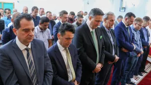 Denis Bećirović klanjao bajram-namaz u Prijedoru, džamija Hambarine/