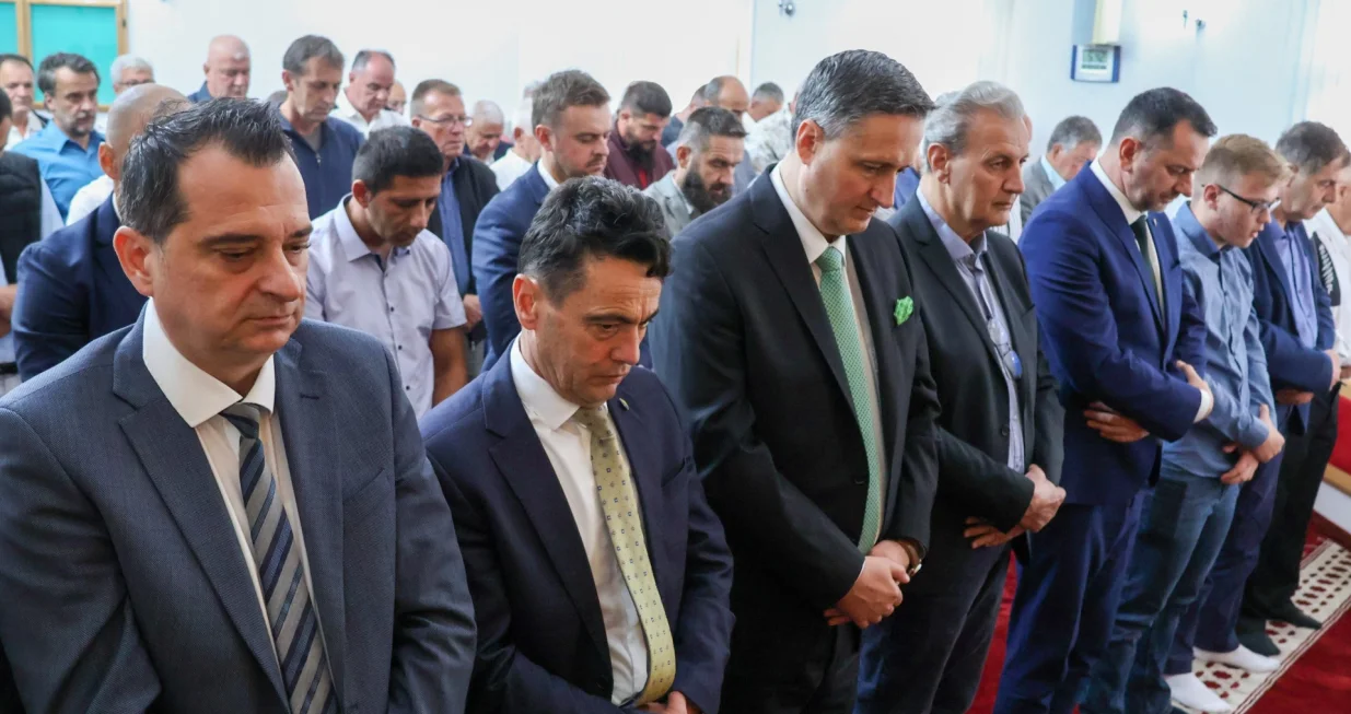 Denis Bećirović klanjao bajram-namaz u Prijedoru, džamija Hambarine/